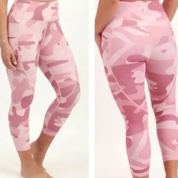 Zyia Active Pink Camo Pocket Hi-Rise Light N Tight Capris 20' Leggings Size 2. - Picture 3 of 8